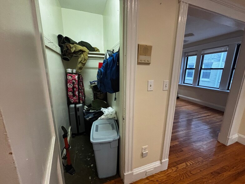 Building Photo - 213 Kelton St