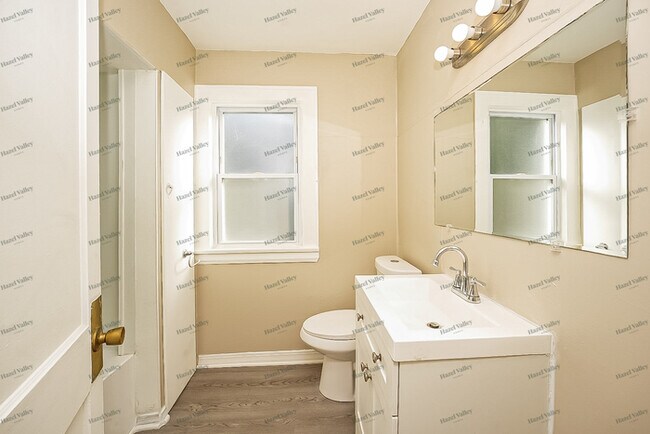 Building Photo - 1071 Selwyn Rd