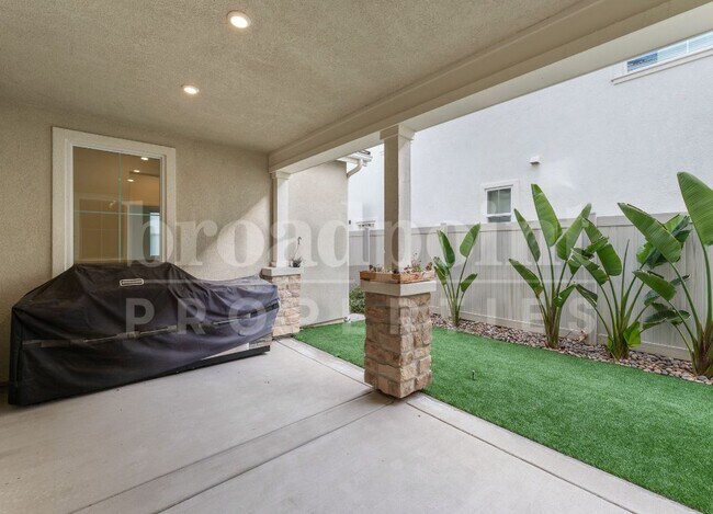 Building Photo - 27941 Silo Ln