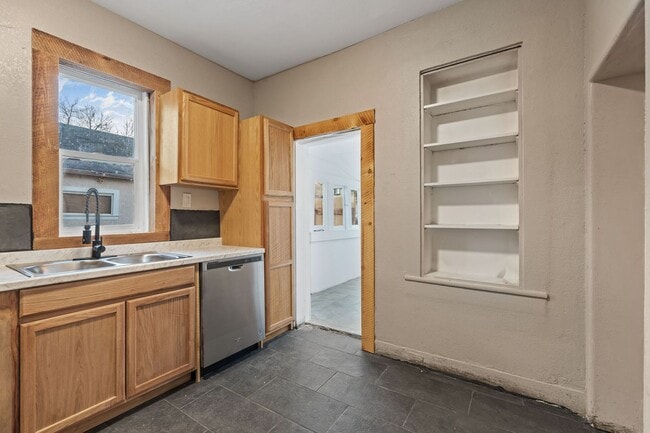 Building Photo - Classic Downtown Home