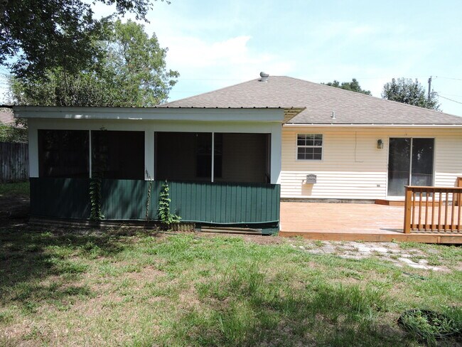 Building Photo - 211 Westview Dr