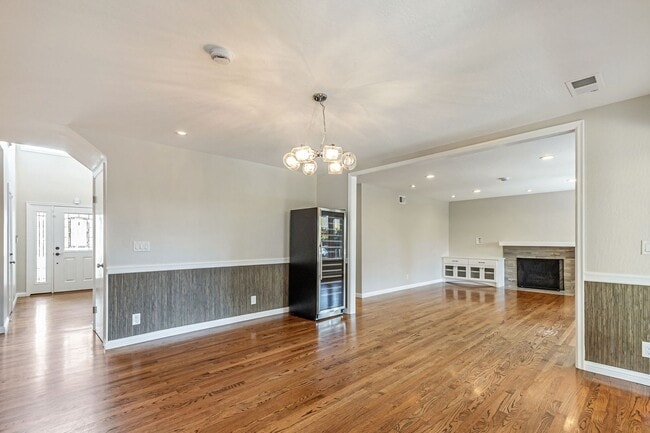 Building Photo - Remodeled 6-Bedroom House