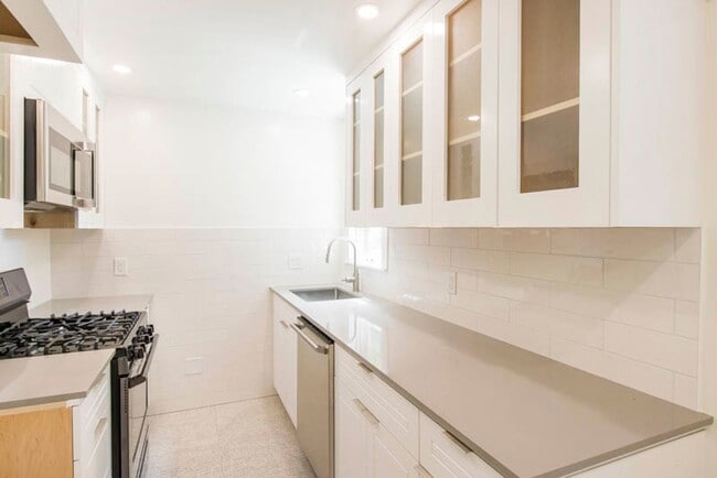 Building Photo - Balcony & Gas Fireplace: Sunny Apartment i...