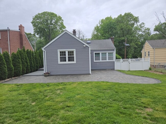 Building Photo - Beautifully updated, ranch style single fa...