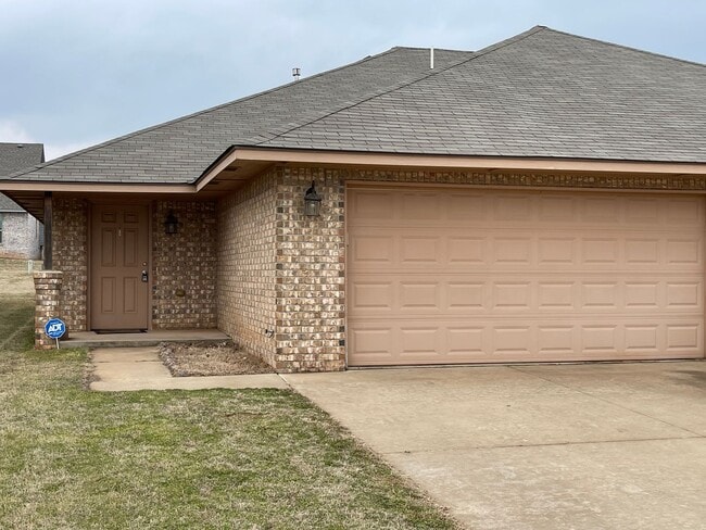 Primary Photo - 3 bed room, 2 baths with a 2 car garage fo...
