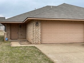 Building Photo - 3 bed room, 2 baths with a 2 car garage fo...