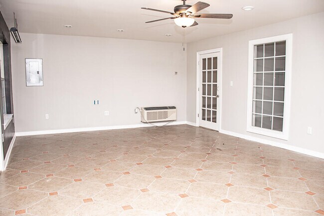 Building Photo - 112 Golf Course Dr