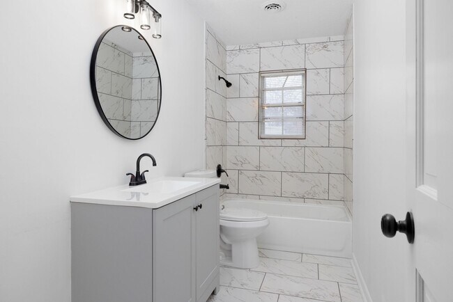 Building Photo - 5 bedroom 3 bath in Covington recently renovated just off the town square