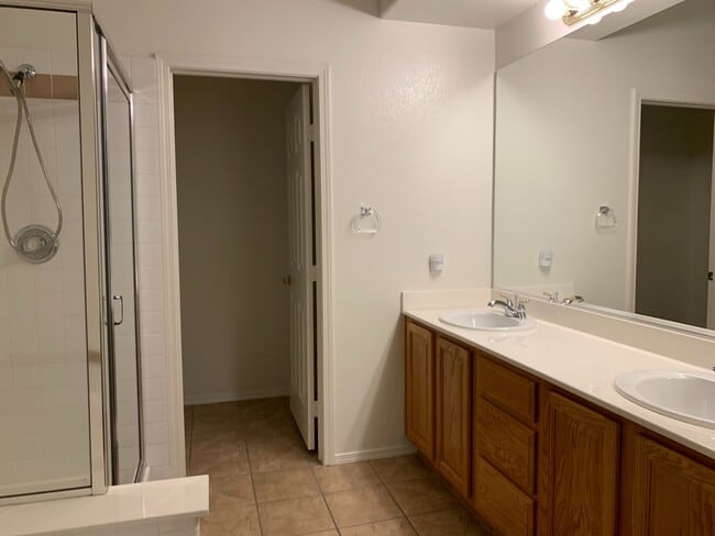 Building Photo - Spacious 1st Floor Beauty!