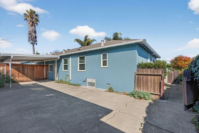 Building Photo - $2,800 /Month Beautiful 1 Bed, 1 Bath Single Story Centrally located in Petaluma!