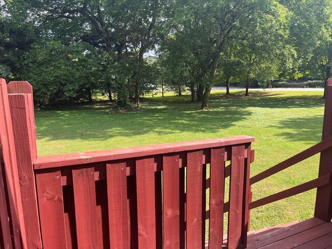 Building Photo - Spacious 2 bedroom/1.5 bathroom Donelson t...