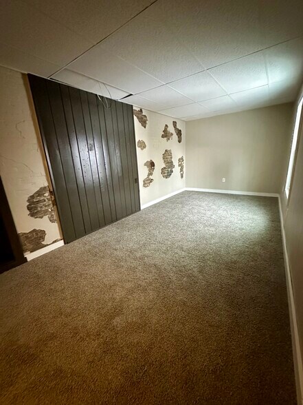 Building Photo - 415 S James St