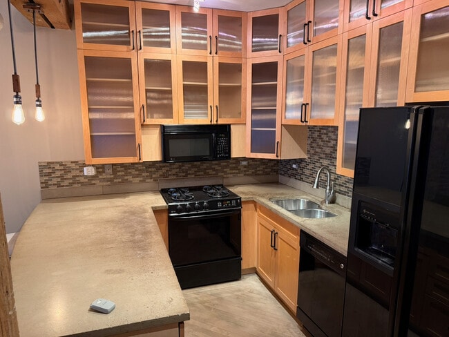 Building Photo - 1735 W Diversey Pkwy