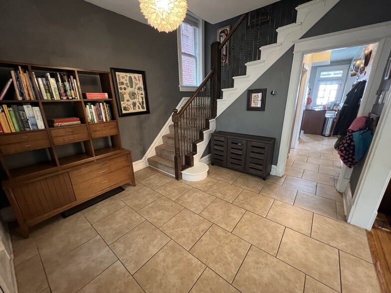 Foyer - 3817 Lafayette Ave