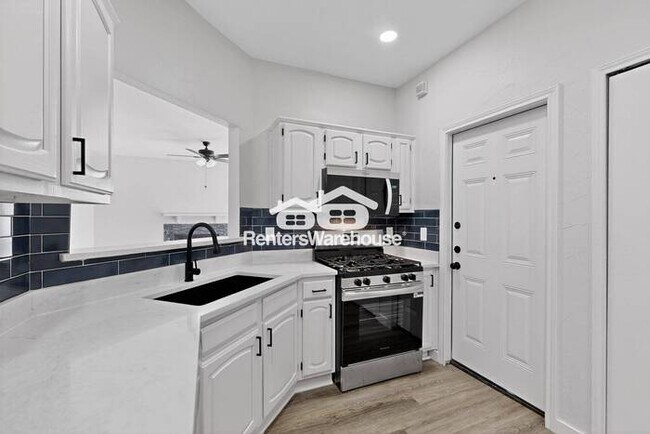 Building Photo - MOVE IN READY Rare Carrollton Home