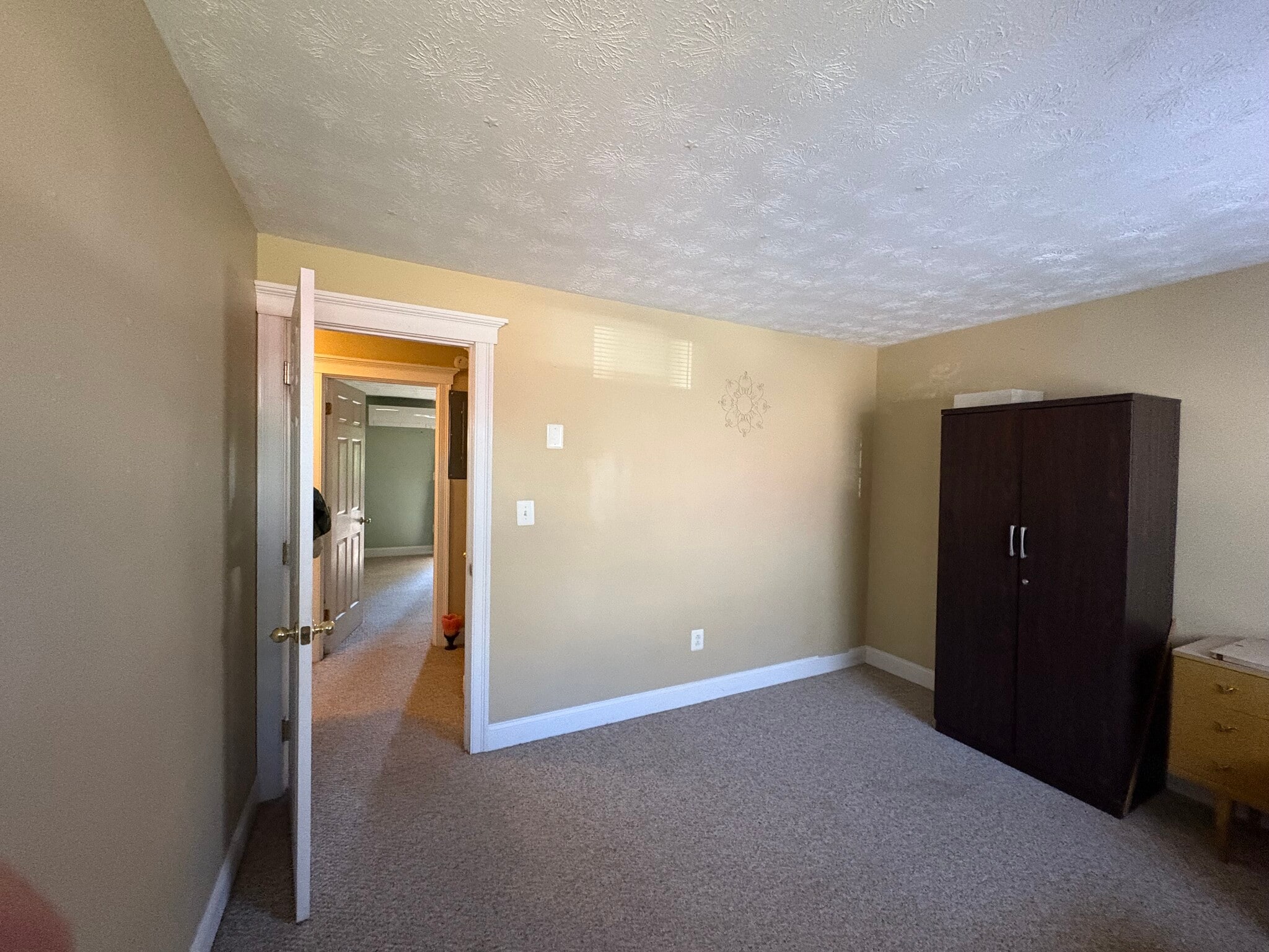 2nd bedroom - 526 East Ave