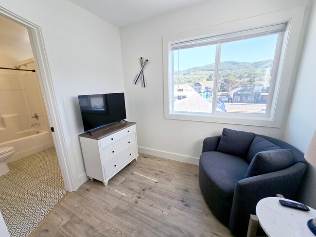 Building Photo - 121 S Miller St