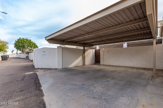Building Photo - Beautiful townhome in Scottsdale!