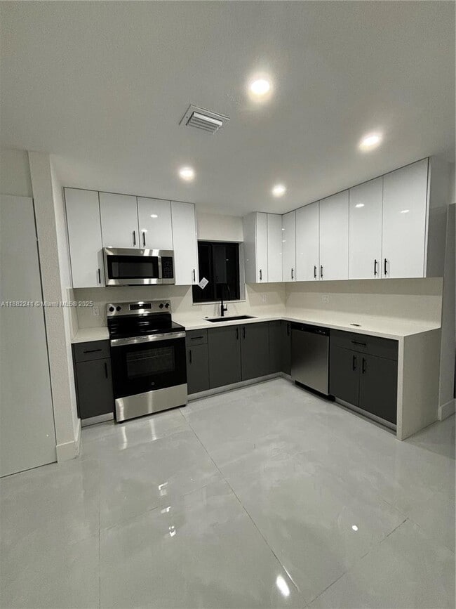 Building Photo - 6813 SW 10th Ct