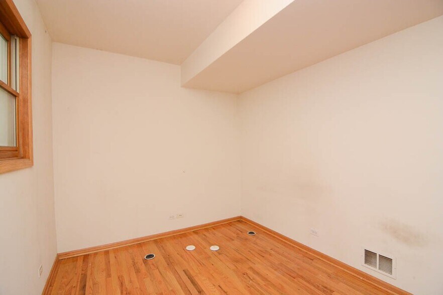 Building Photo - 819 N Wood St