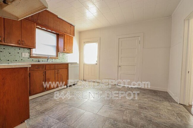 Building Photo - 2114 N. Fifth Ave.