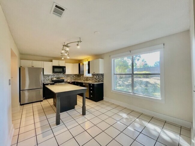 Building Photo - Nice 3 Bedroom Home For Rent - Yard Service Included!