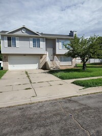 Building Photo - 4 Bedroom House in Clearfield