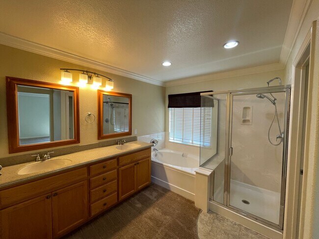 Building Photo - Beautiful Green Valley Home