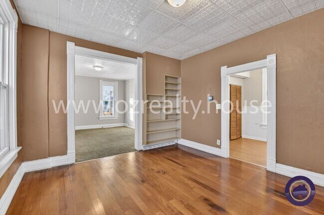 Building Photo - 837 Lorain St