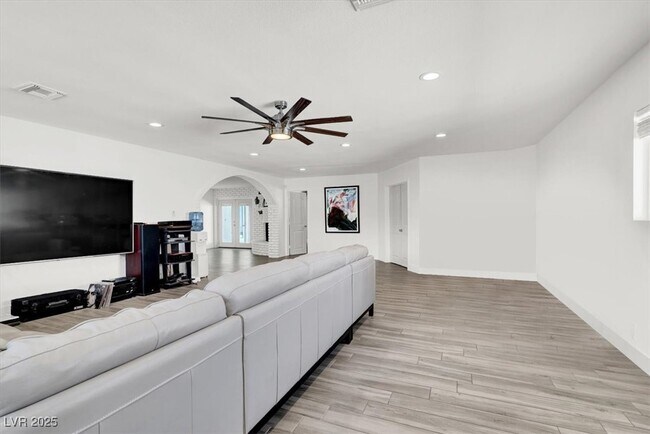 Building Photo - 1600 Eaton Dr