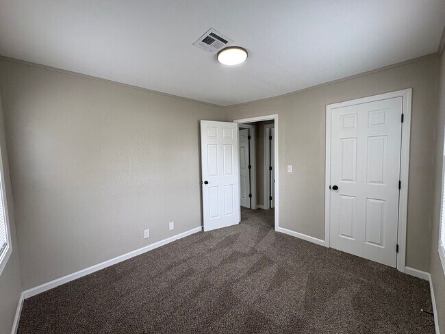 Building Photo - Don’t miss this opportunity! A Stylish Updated 4 Bedroom Home That’s Ready for You to Move Right In!