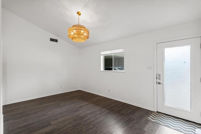 Building Photo - 1717 Bluebonnet Ln