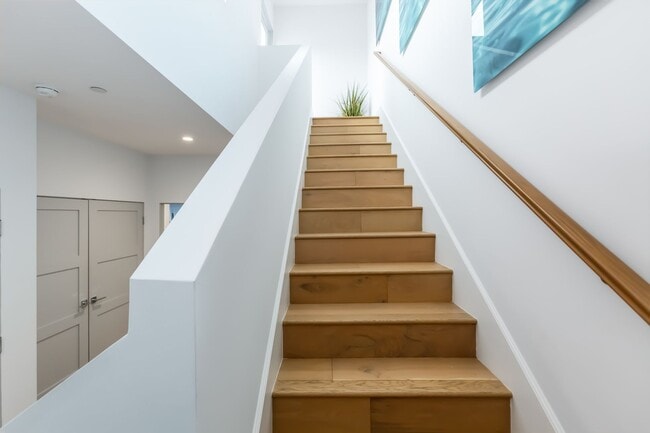 Building Photo - Stunning home in Studio City!