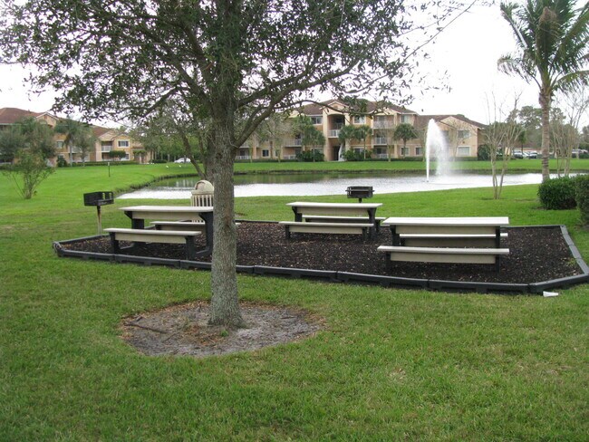 Building Photo - 161 SW Palm Dr