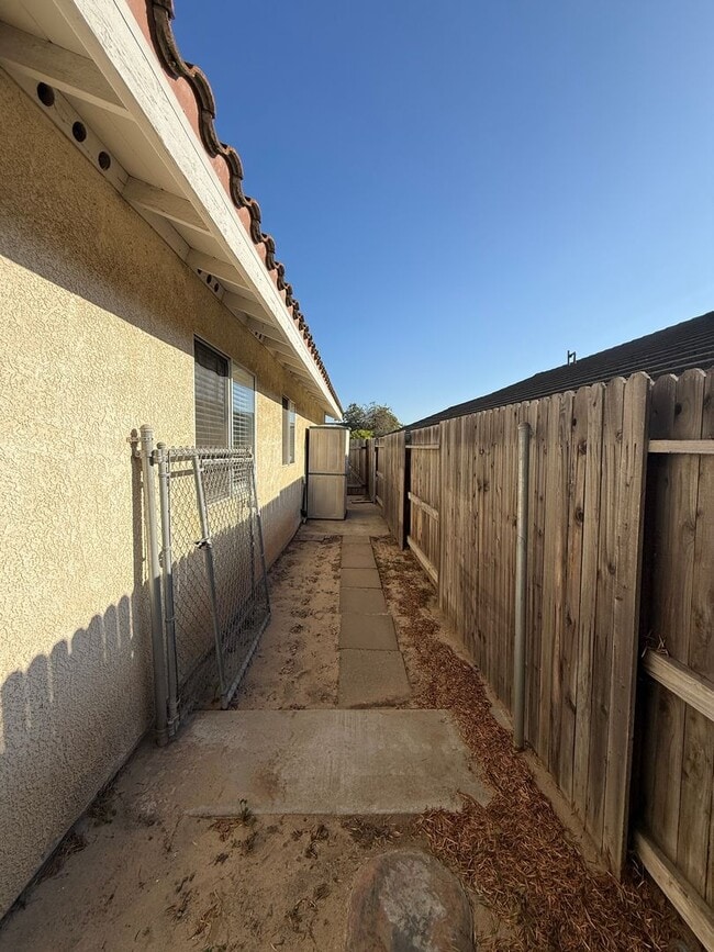 Building Photo - Rolling Hills Single Story Home Includes All Basic Utilities