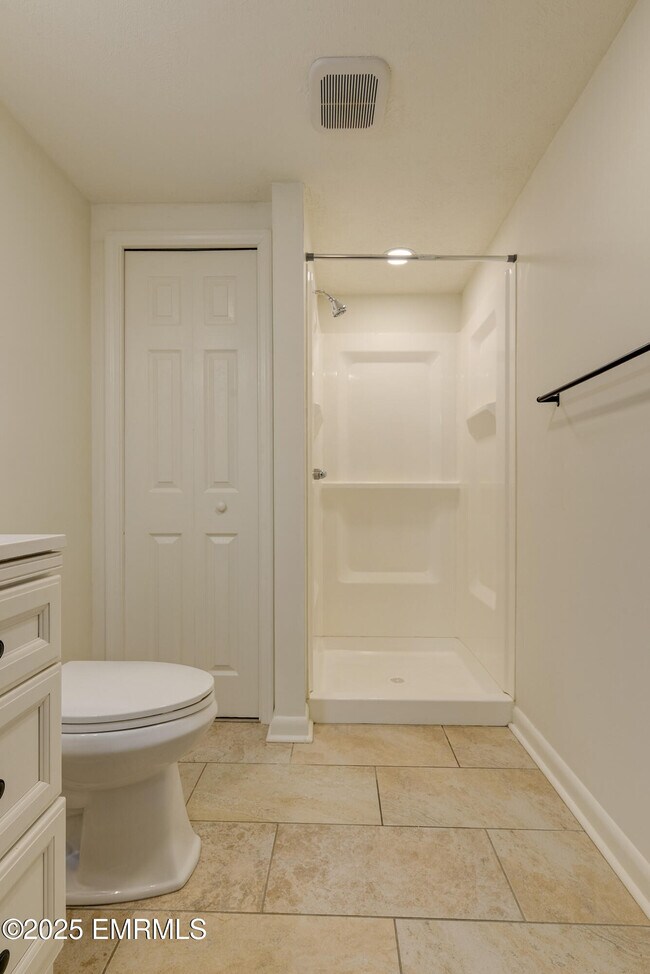 Building Photo - 1390 N Hills St