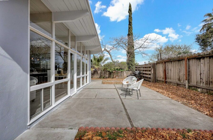 Building Photo - 1167 Temple Dr