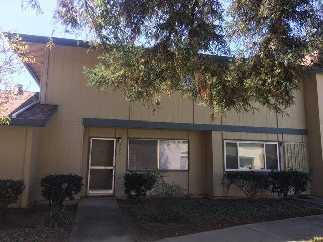 Primary Photo - Cozy & Centrally Located 3 Bedroom Townhou...