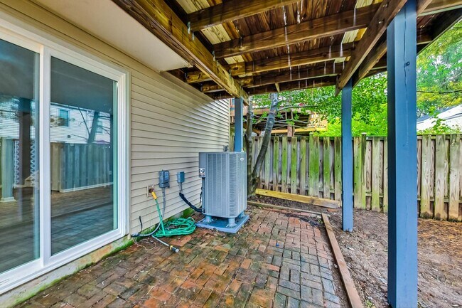 Building Photo - Beautifully maintained end unit Townhouse located in Stonebridge subdivision!
