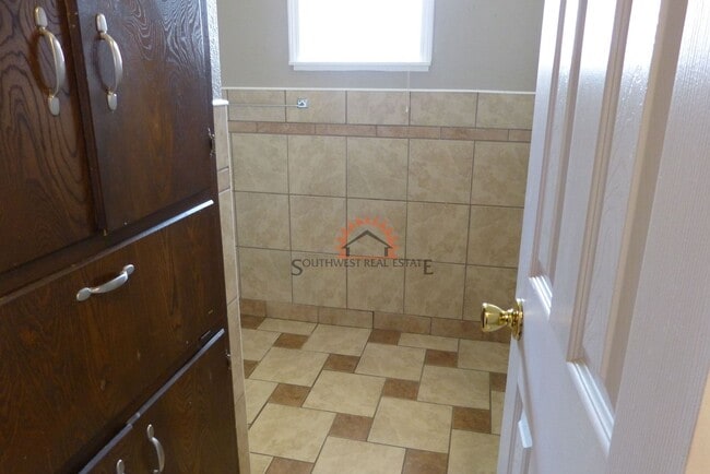Building Photo - Cute 2 bedroom duplex