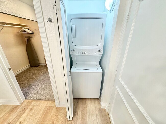 Building Photo - Great opportunity condo in a highly desirable central Las Vegas location