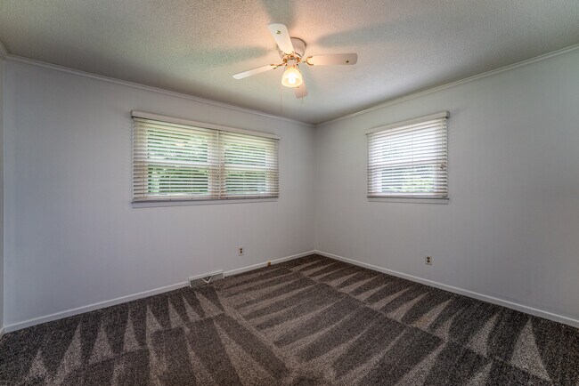 Building Photo - 493 Kings Creek Rd