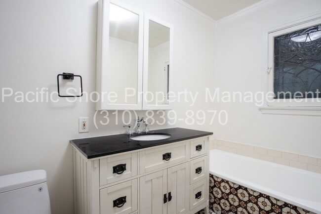 Building Photo - 8159 Willoughby Ave