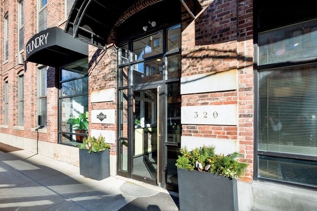 Building Photo - 320 W 2nd St