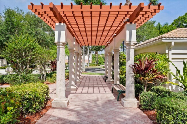 Building Photo - 3303 Myrtlewood Cir E