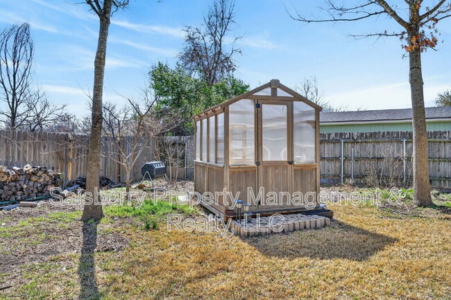 Building Photo - 212 N Grand Ave