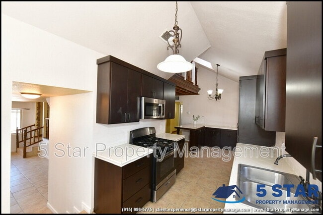 Building Photo - 908 Bolivia St