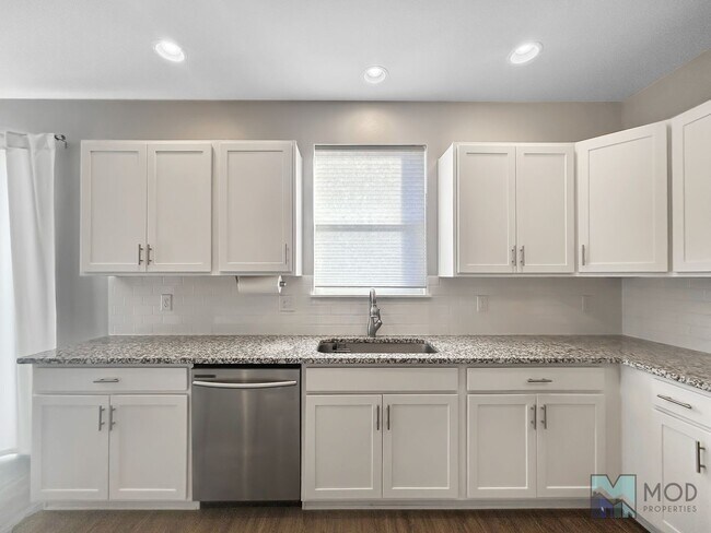 Building Photo - $0 DEPOSIT OPTION. SPACIOUS 4-BEDROOM, 3.5...