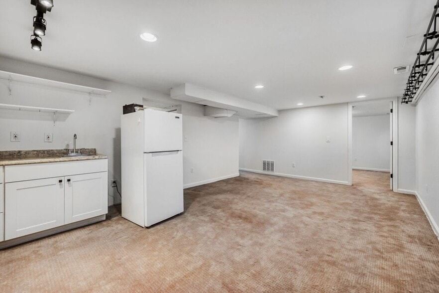 Building Photo - 4585 Martin Dr