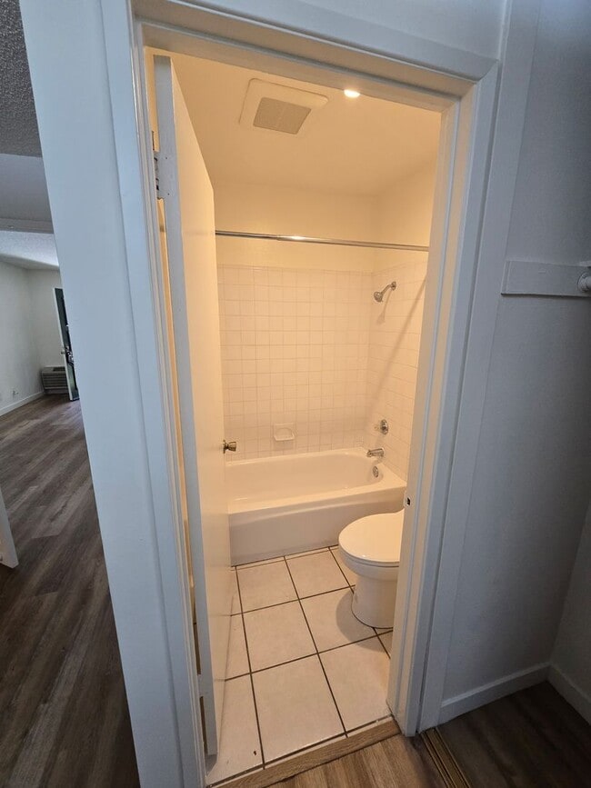 Building Photo - IRVINE 1 BEDROOM 1 BATH CONDO $2250